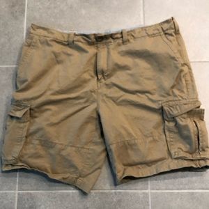 Men’s khaki cargo shorts